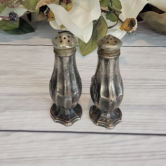 Vintage victorian style pedastal salt and pepper shakers - Picture 4 of 10